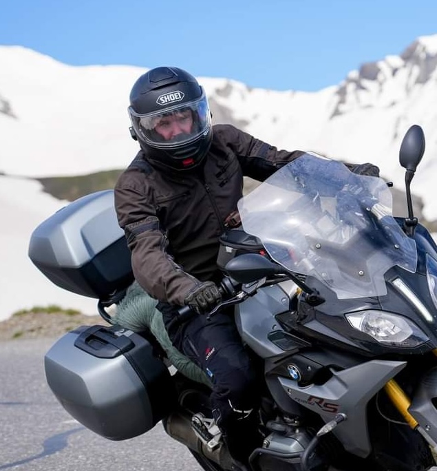 How can you benefit from advanced motorcycle training